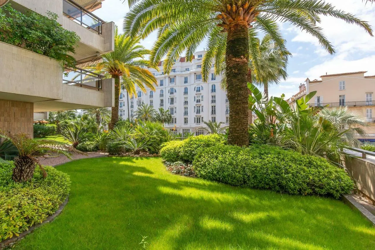 Gray D'Albion Yourhosthelper Cannes 0*,